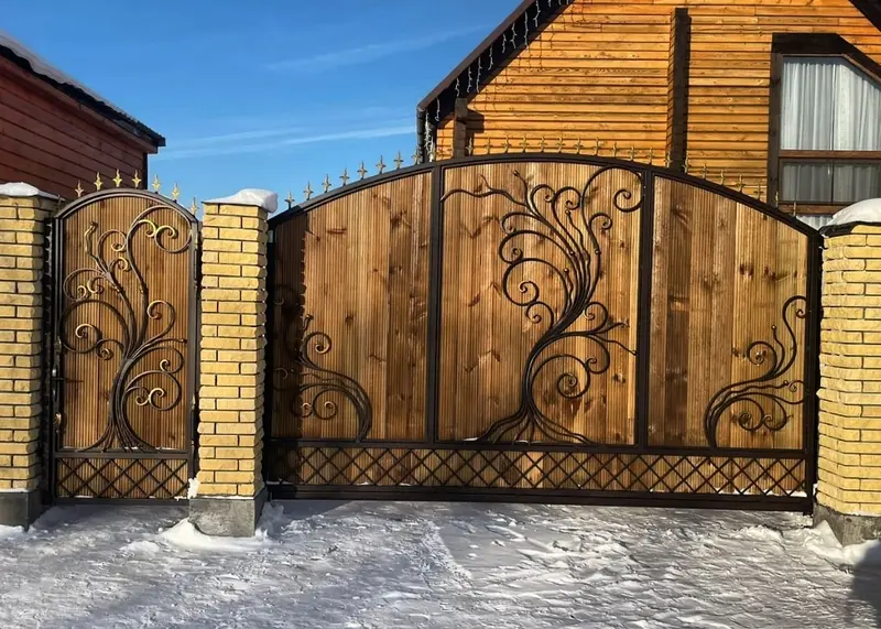 Кованые ворота и калитка с деревянным заполнением