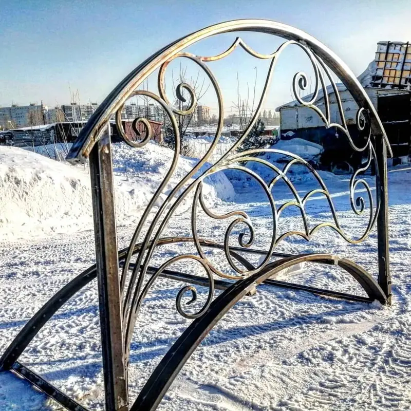 Кованый мостик с декоративными завитками