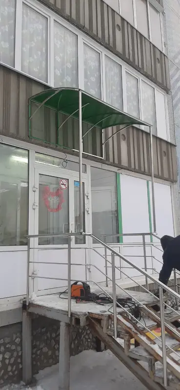 Нержавеющий козырёк и ограждение у входа