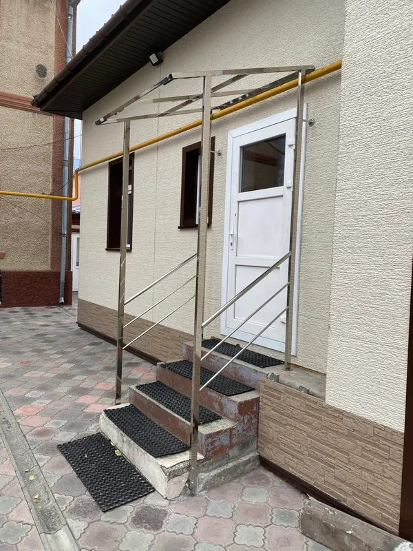 Входной козырёк и ограждение из нержавейки
